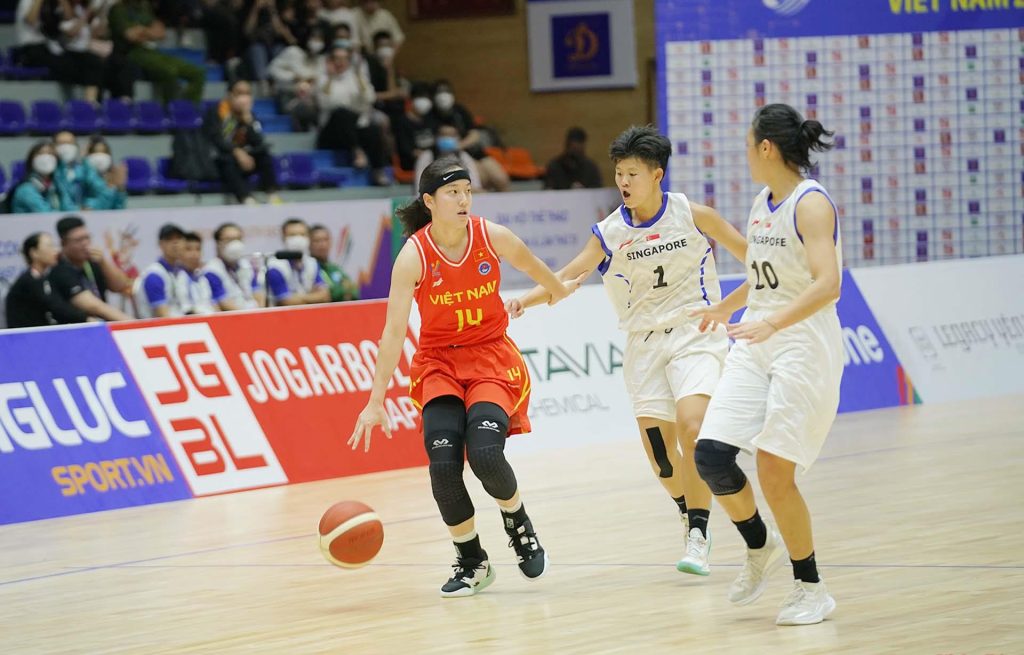 Trương Thảo Vy ghi được 16 điểm, 11 rebounds và tám kiến tạo trong lần đầu khoác áo Đội tuyển quốc gia. 