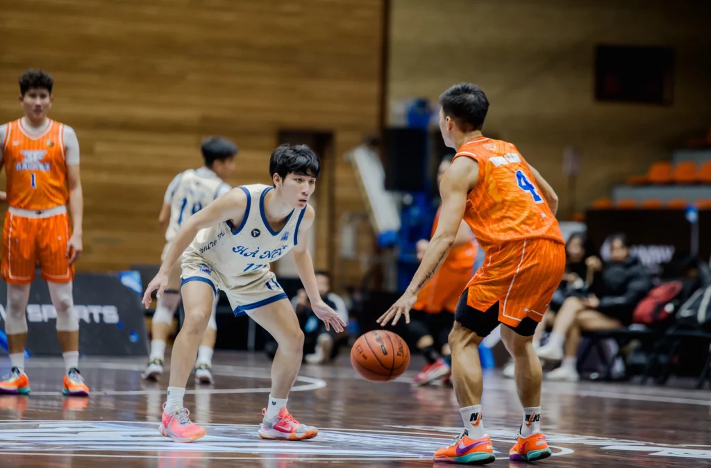 Màn tranh tài căng thẳng giữa đương kim vô địch VBC 2023 3F Galaxy (áo cam) và tuyển Hà Nội tại Hanoi Basketball Championship Season 2 2023 - Ảnh: VNPAY